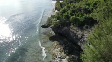 Tanzanya 'nın Zanzibar adasının kıyısındaki Hint Okyanusu' nun hava manzarası, yavaş çekim