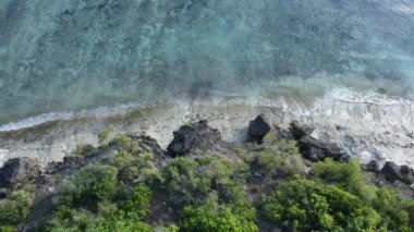 Zanzibar, Tanzanya - adanın kıyısındaki okyanusun havadan görünüşü, yavaş çekim