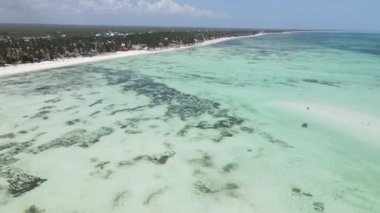 Zanzibar, Tanzanya - adanın kıyısındaki okyanusun havadan görünüşü, yavaş çekim