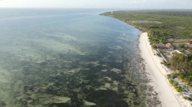 Tanzanya 'nın Zanzibar adasının kıyısındaki Hint Okyanusu, yavaş çekim