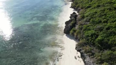 Tanzanya 'nın Zanzibar adasının kıyısındaki Hint Okyanusu, yavaş çekim