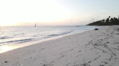 Tanzanya 'nın Zanzibar adasının kıyısındaki okyanus, yavaş çekim