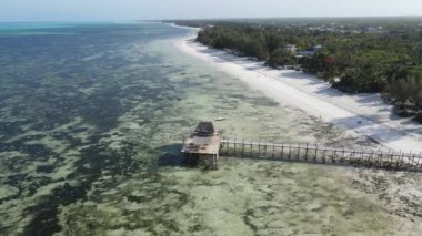 Tanzanya 'nın Zanzibar kıyısındaki bir evin havadan görüntüsü, ağır çekim.