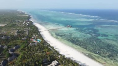 Tanzanya 'nın Zanzibar kıyısındaki bir evin havadan görüntüsü, ağır çekim.