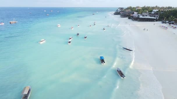 坦桑尼亚桑给巴尔-- --岛屿海岸附近海洋的航拍，慢镜头 — 图库视频影像