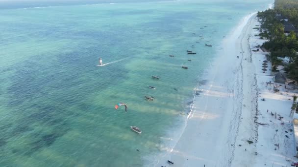 坦桑尼亚桑给巴尔-- --岛屿海岸附近海洋的航拍，慢镜头 — 图库视频影像