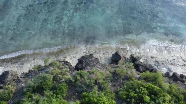 Занзібар (Танзанія) - вид з повітря на океан біля берега острова, сповільнений рух — стокове відео