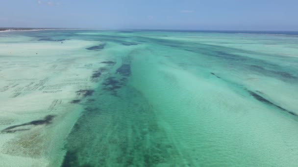Zanzibar, Tanzanie - letecký pohled na oceán u břehu ostrova, zpomalený pohyb — Stock video