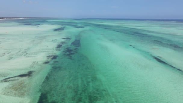 Zanzibar, Tanzânia - vista aérea do oceano perto da costa da ilha, câmera lenta — Vídeo de Stock