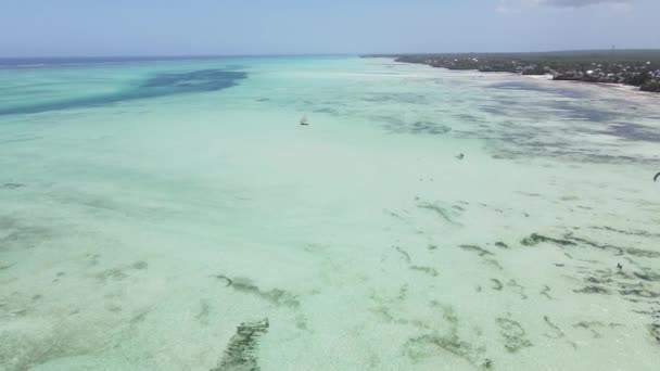 Veduta aerea dell'Oceano Indiano vicino alla riva dell'isola di Zanzibar, Tanzania, rallentatore — Video Stock