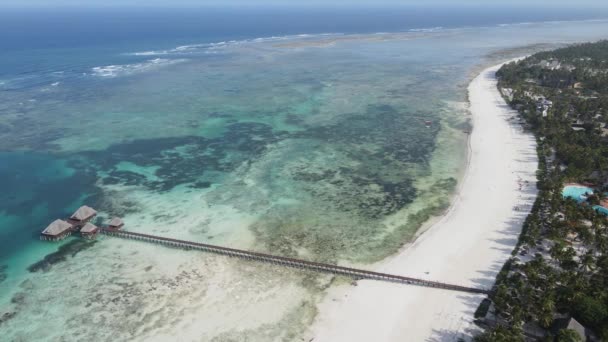 Letecký pohled na dům na chůdách v oceánu na pobřeží Zanzibaru, Tanzanie, zpomalení — Stock video