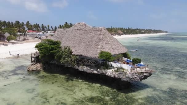 Luftaufnahme eines Hauses auf Stelzen im Ozean an der Küste von Sansibar, Tansania, Zeitlupe — Stockvideo
