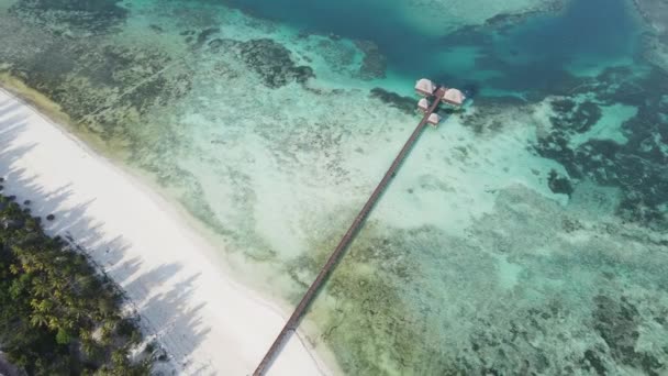 Letecký pohled na dům na chůdách v oceánu na pobřeží Zanzibaru, Tanzanie, zpomalení — Stock video