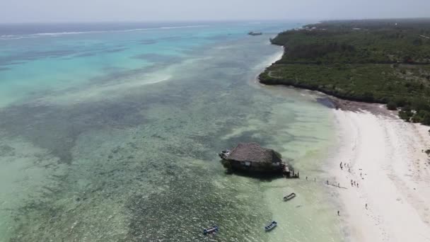 Letecký pohled na dům na chůdách v oceánu na pobřeží Zanzibaru, Tanzanie, zpomalení — Stock video