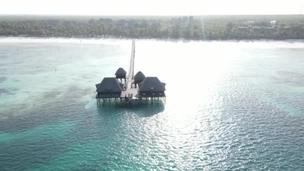 Letecký pohled na dům na chůdách v oceánu na pobřeží Zanzibaru, Tanzanie, zpomalení — Stock video