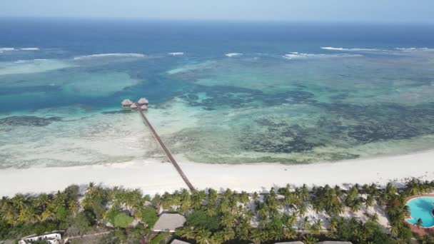 Widok z powietrza na dom na szczudłach w oceanie na wybrzeżu Zanzibaru, Tanzania, zwolnione tempo — Wideo stockowe