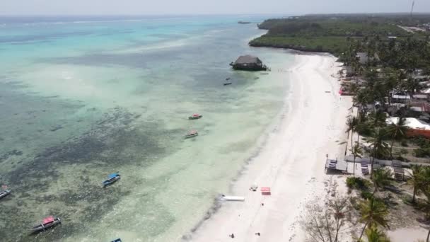 Letecký pohled na dům na chůdách v oceánu na pobřeží Zanzibaru, Tanzanie, zpomalení — Stock video
