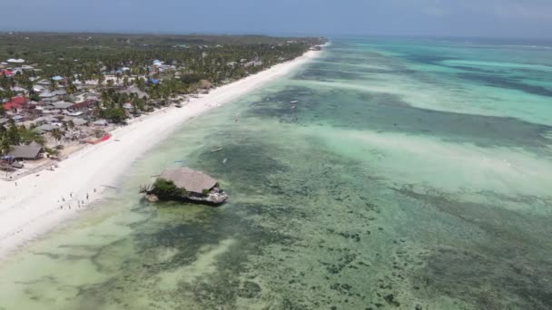 Letecký pohled na dům na chůdách v oceánu na pobřeží Zanzibaru, Tanzanie, zpomalení — Stock video