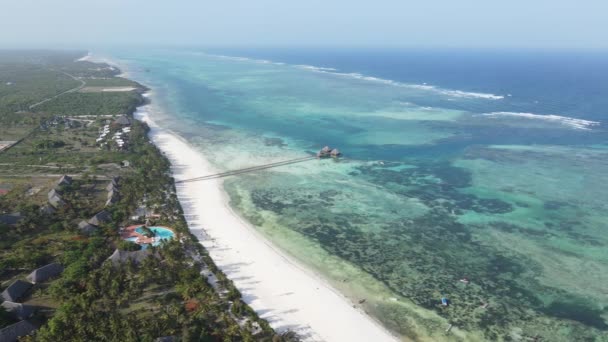 Veduta aerea di una casa su palafitte nell'oceano sulla costa di Zanzibar, Tanzania, rallentatore — Video Stock