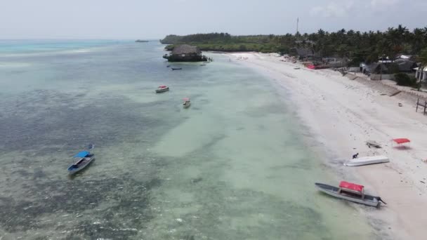 Vista aérea de uma casa sobre palafitas no oceano na costa de Zanzibar, Tanzânia, câmera lenta — Vídeo de Stock