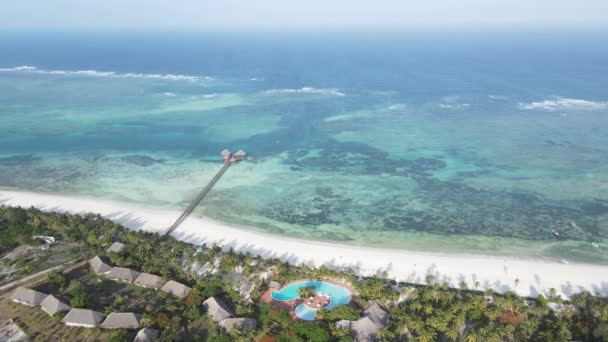 Vue aérienne d'une maison sur pilotis dans l'océan sur la côte de Zanzibar, Tanzanie, ralenti — Video