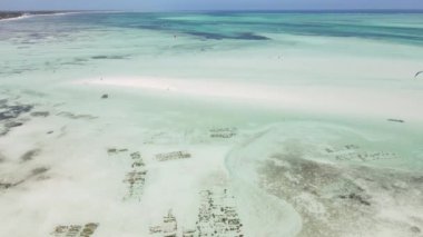 Okyanus, Tanzanya 'nın Zanzibar adası kıyısında gelgitte, yavaş çekim