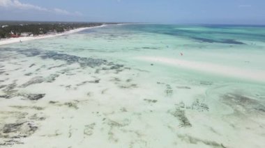 Tanzanya 'nın Zanzibar kıyısındaki okyanusta alçak gelgit manzarası, yavaş çekim