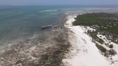 Tanzanya 'nın Zanzibar kıyısındaki okyanusta alçak gelgit manzarası, yavaş çekim