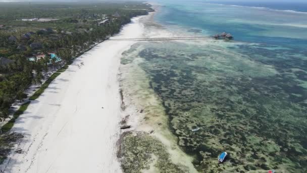 Flygfoto över lågvatten i havet nära kusten i Zanzibar, Tanzania, slow motion — Stockvideo