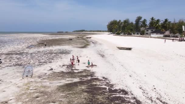 Alacsony dagály az óceánban, Zanzibár partjainál, Tanzániában, lassított felvétel — Stock videók