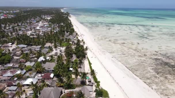 Oceaan bij eb bij de kust van Zanzibar eiland, Tanzania, slow motion — Stockvideo