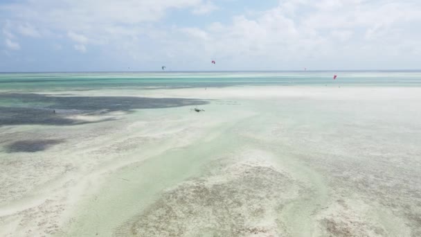 Zanzibár sziget partja, Tanzánia apálykor, lassított felvétel — Stock videók