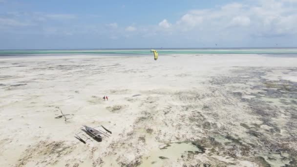 Légi kilátás apály az óceán partjainál Zanzibár, Tanzánia, lassított felvétel — Stock videók