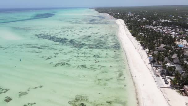 Zanzibar, Tanzania - vanuit de lucht uitzicht op laagwater in de oceaan bij de kust — Stockvideo