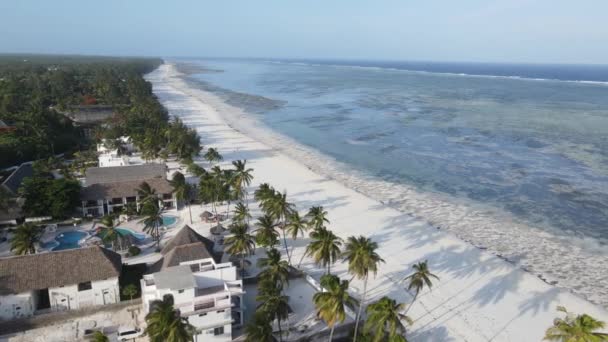 Veduta aerea della bassa marea nell'oceano vicino alla costa di Zanzibar, Tanzania, rallentatore — Video Stock