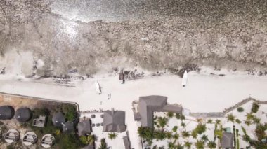 Zanzibar, Tanzanya - kıyıya yakın okyanusta alçak gelgitin havadan görüntüsü