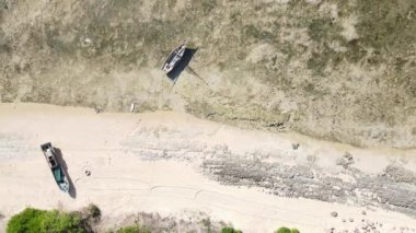 Tanzanya 'nın Zanzibar kıyısındaki okyanusta alçak gelgit manzarası, yavaş çekim