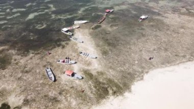 Tanzanya 'nın Zanzibar kıyısındaki okyanusta gelgit, yavaş çekim