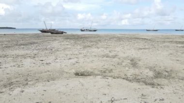 Tanzanya 'nın Zanzibar kıyısındaki okyanusta alçak gelgit manzarası, yavaş çekim
