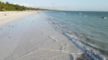 Okyanus, Tanzanya 'nın Zanzibar adası kıyısında gelgitte, yavaş çekim