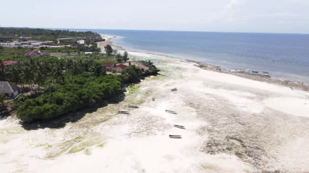 Veduta aerea della bassa marea nell'oceano vicino alla costa di Zanzibar, Tanzania, rallentatore — Video Stock