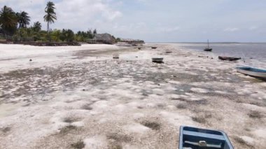 Tanzanya 'nın Zanzibar kıyısındaki okyanusta alçak gelgit manzarası, yavaş çekim