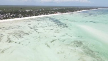 Tanzanya 'nın Zanzibar kıyısındaki okyanusta alçak gelgit manzarası, yavaş çekim