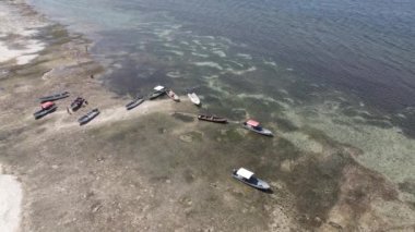 Okyanus, Tanzanya 'nın Zanzibar adası kıyısında gelgitte, yavaş çekim