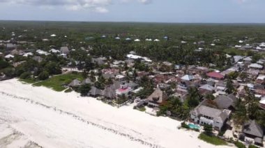 Tanzanya 'nın Zanzibar kıyısındaki okyanusta gelgit, yavaş çekim