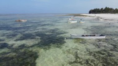 Tanzanya 'nın Zanzibar kıyısındaki okyanusta gelgit, yavaş çekim