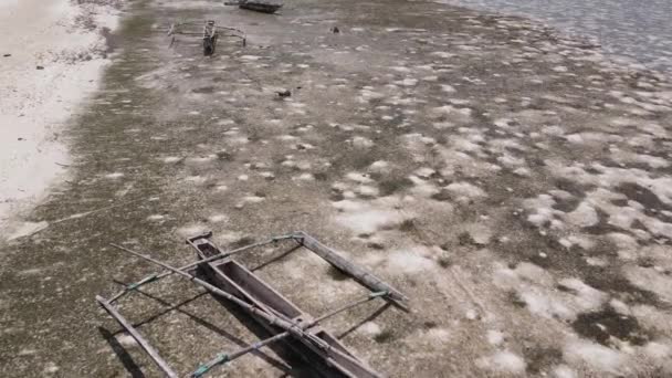 잔지바르, 탄자니아 - 해안 근처 바다에서 볼 수있는 썰물의 공중 사진 — 비디오