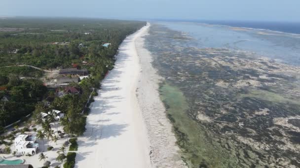 Alacsony dagály az óceánban, Zanzibár partjainál, Tanzániában, lassított felvétel — Stock videók