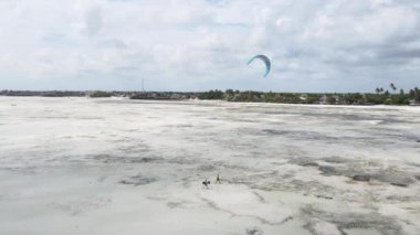 Tanzanya 'nın Zanzibar kıyısındaki okyanusta alçak gelgit manzarası, yavaş çekim