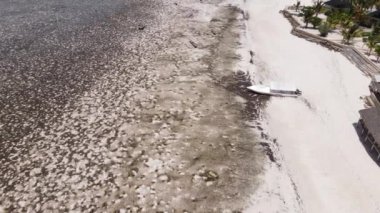 Tanzanya 'nın Zanzibar kıyısındaki okyanusta alçak gelgit manzarası, yavaş çekim